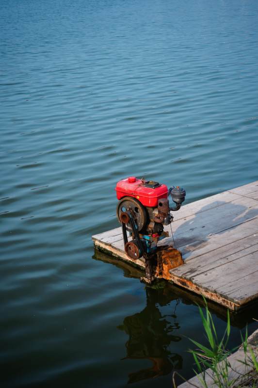 湖畔的红色水泵图片