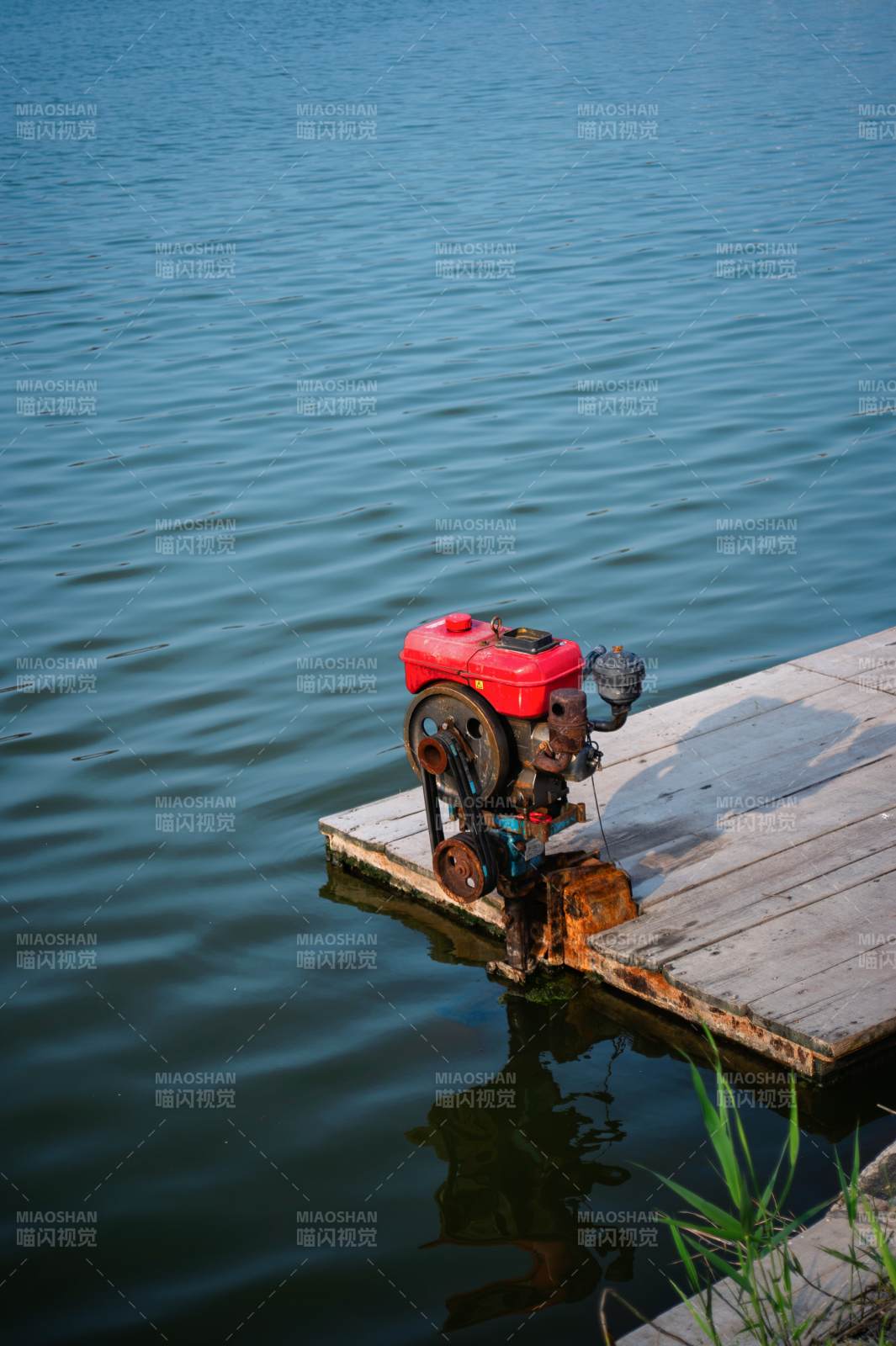 湖畔的红色水泵图片