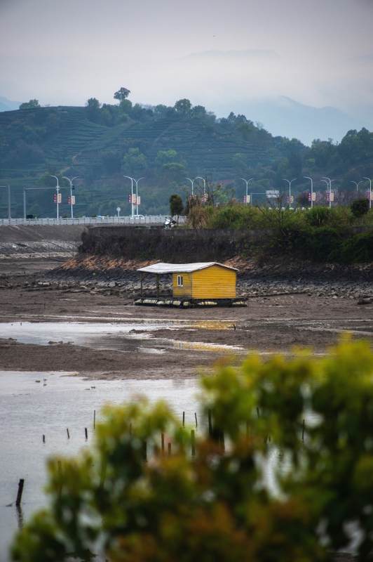 黄屋静立水边图片