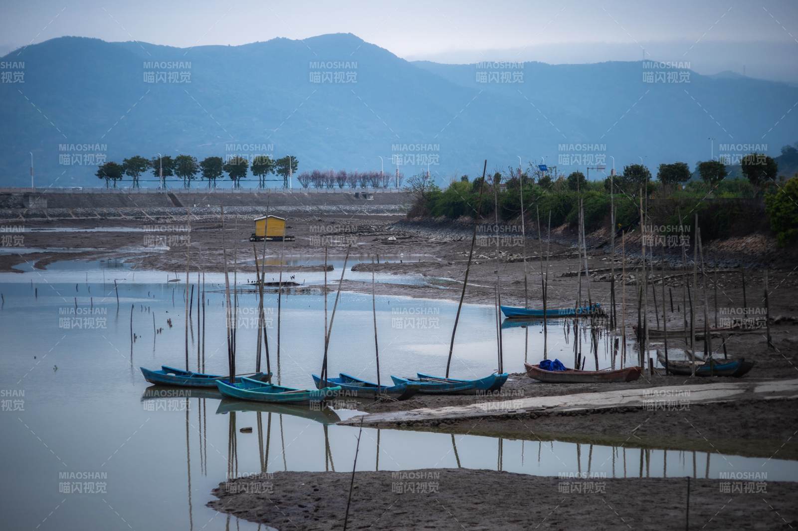 静谧湖畔泊舟影图片