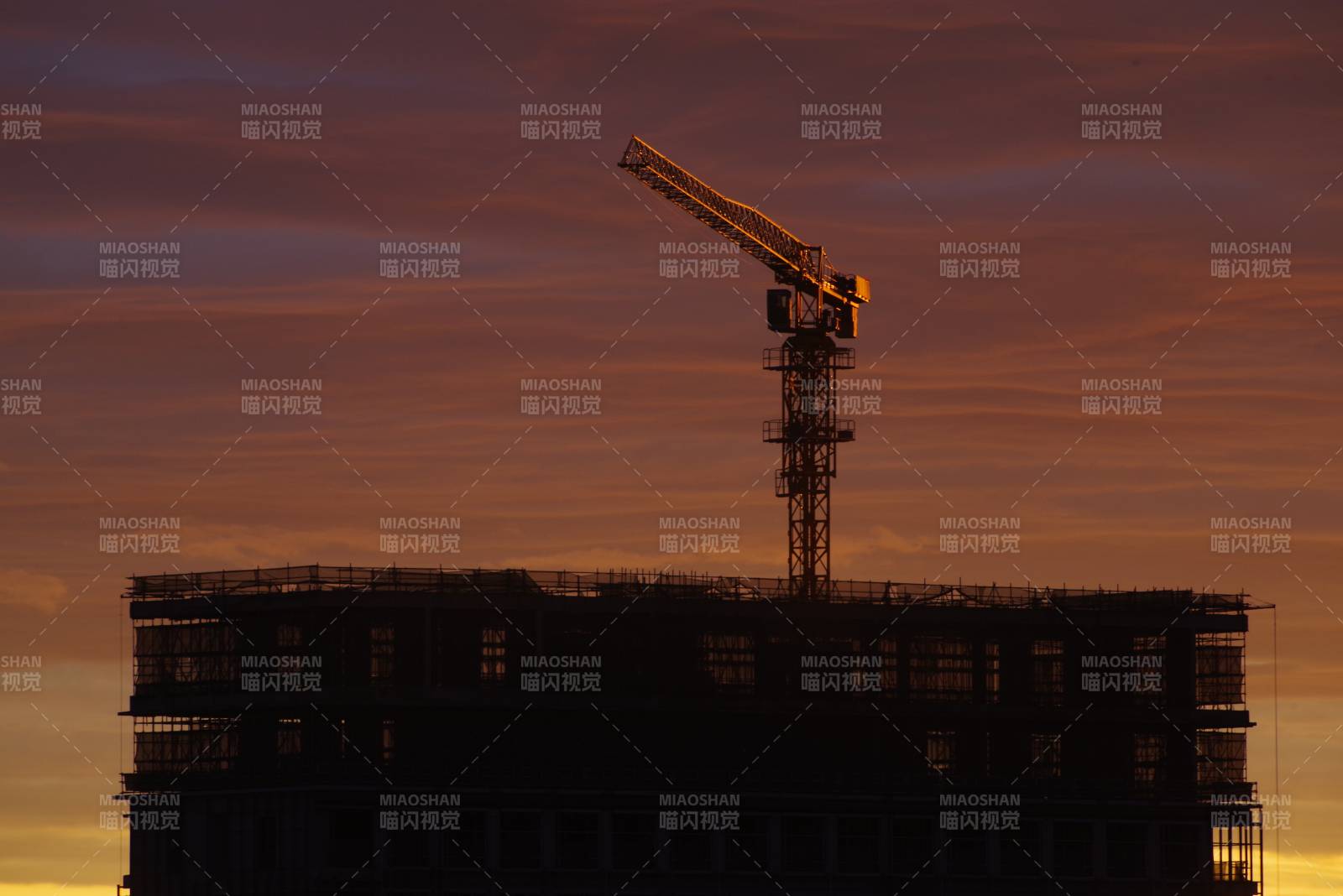 夕阳下的建筑工地图片