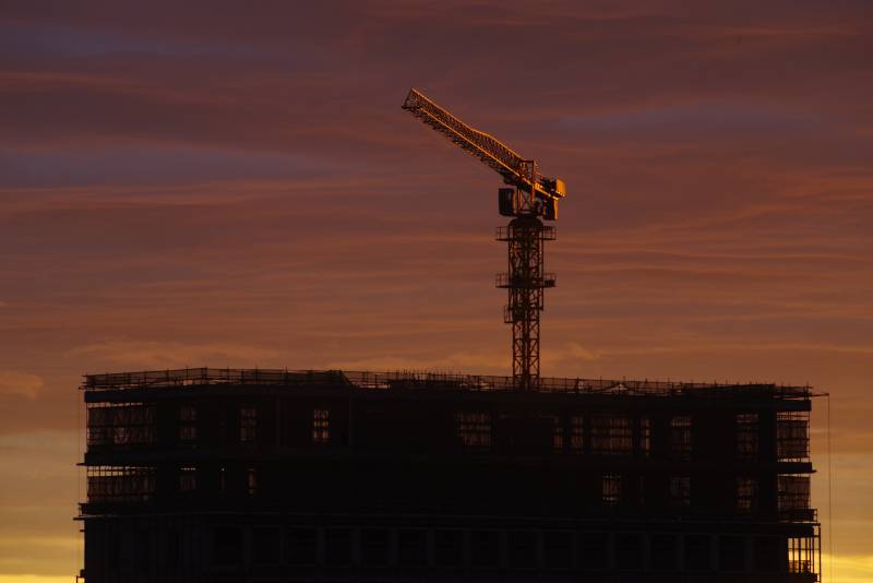 夕阳下的建筑工地图片