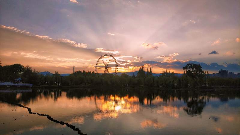 湖畔夕阳摩天轮图片