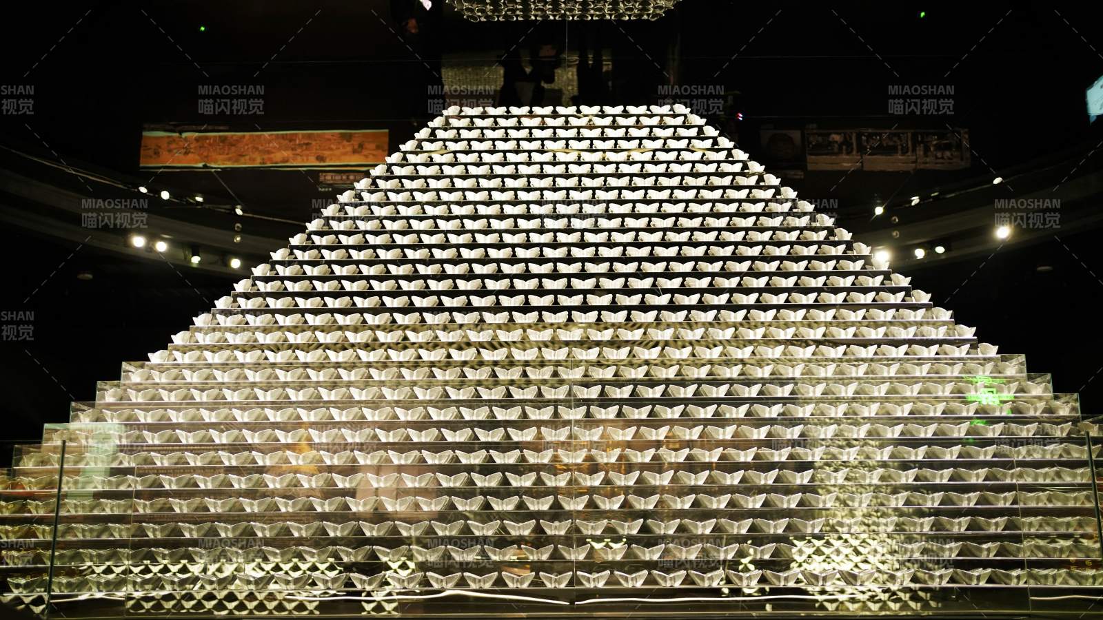 金字塔形灯阵图片