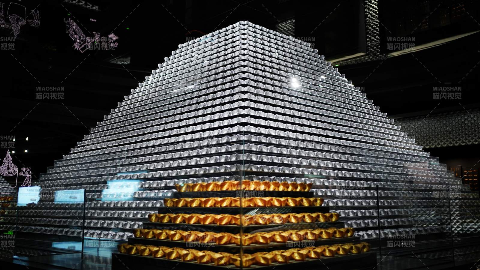 金字塔形的灯光装置图片