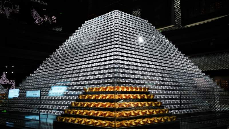 金字塔形的灯光装置图片