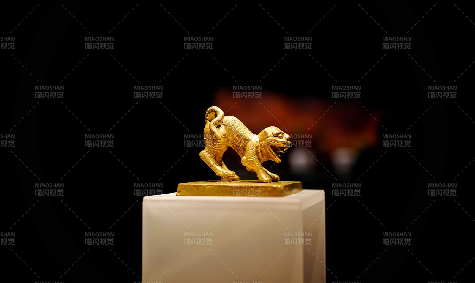 金虎雕像展柜中图片