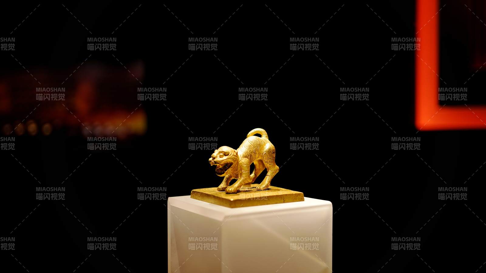 金狮雕像展台图片