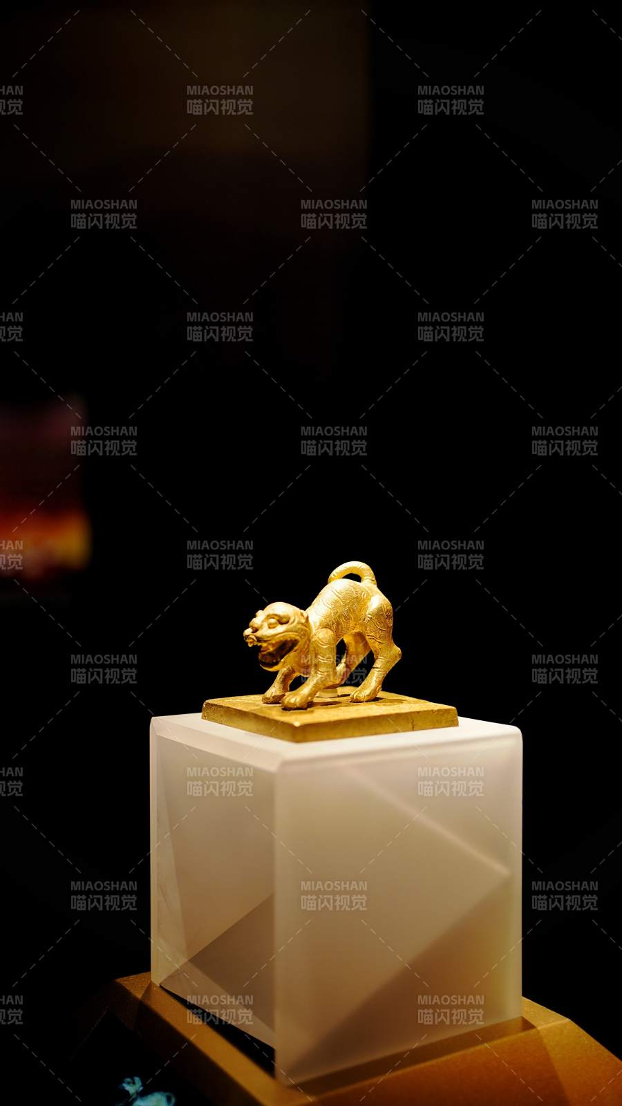 金狮立于白玉台图片