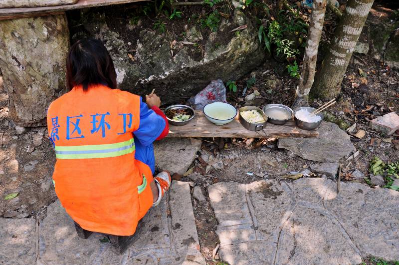 环卫工人的午餐时光图片