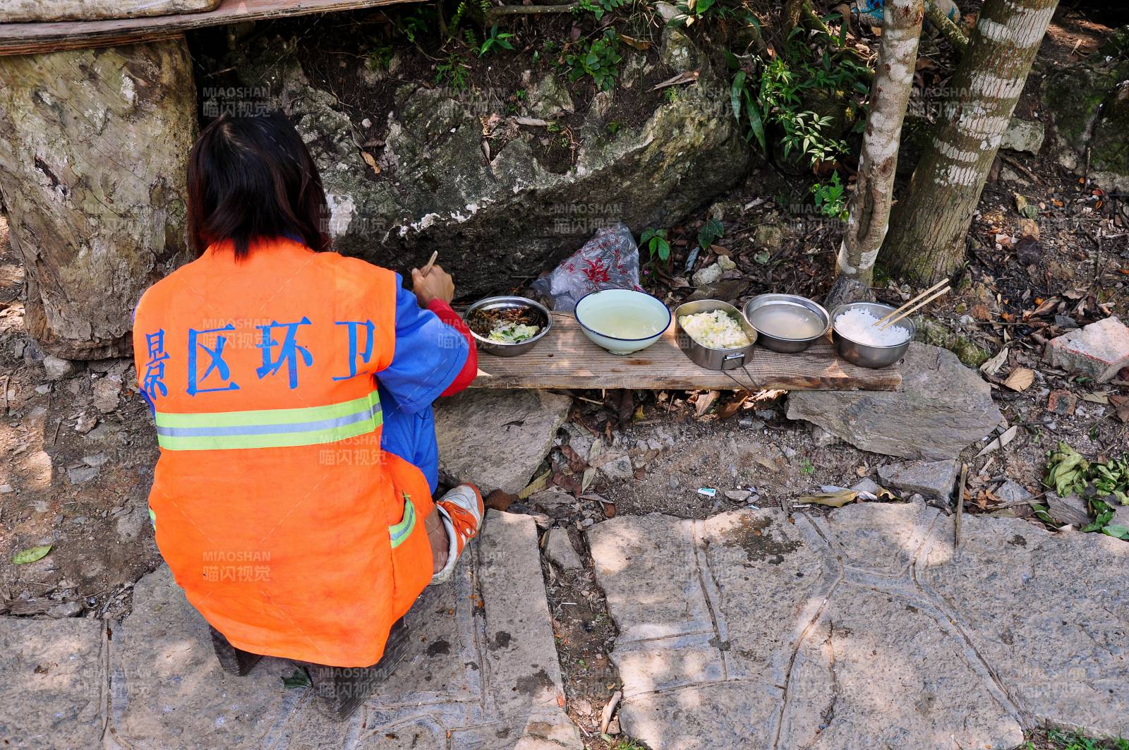 环卫工人的午餐时光图片