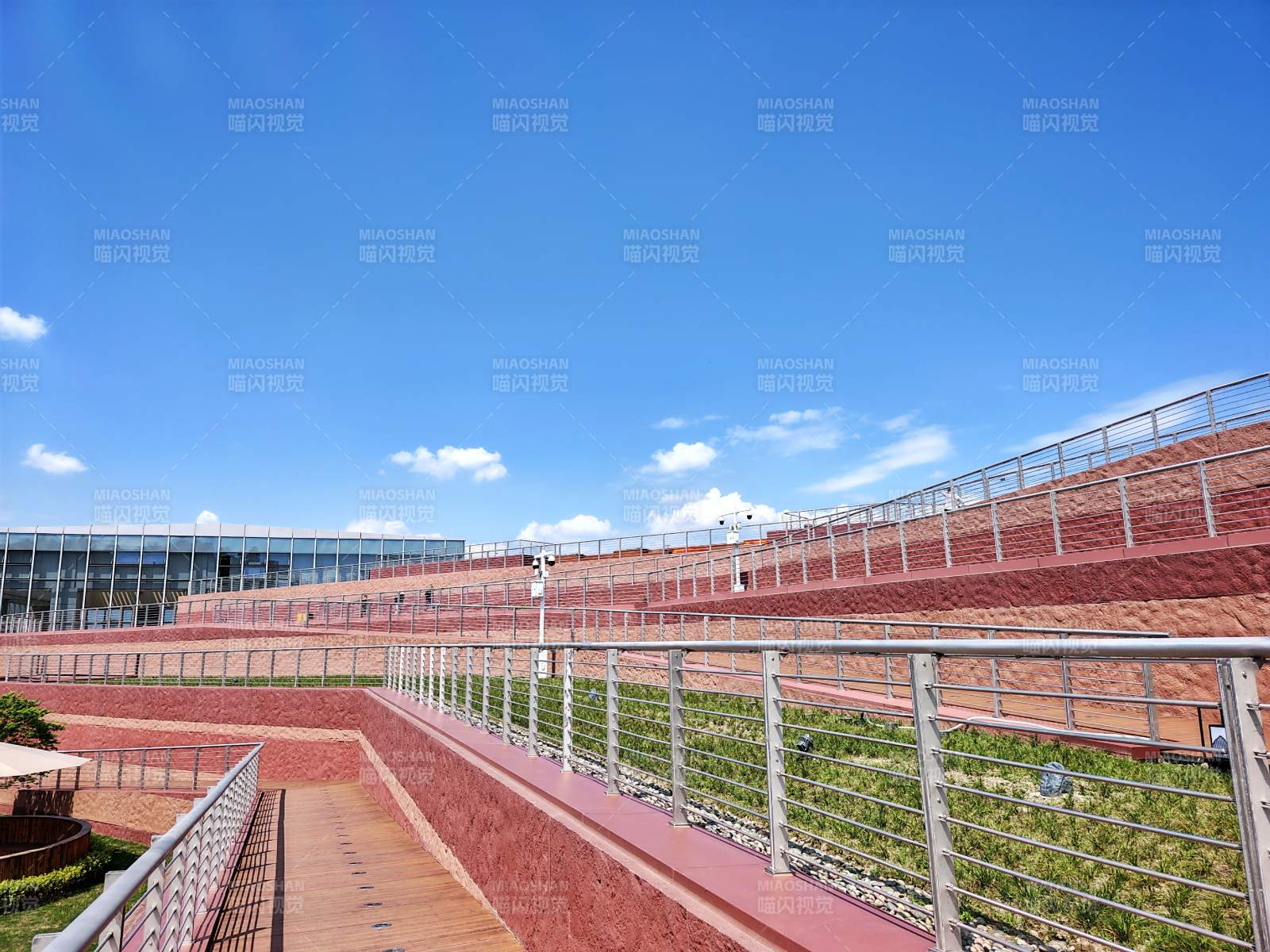 红色跑道与蓝天图片