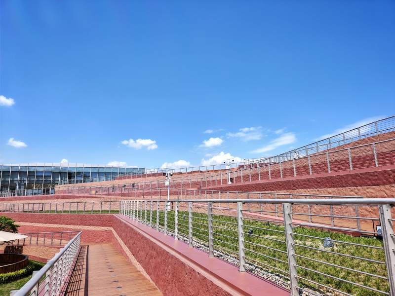 红色跑道与蓝天图片