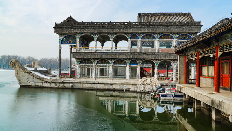 湖畔古建筑倒影图片