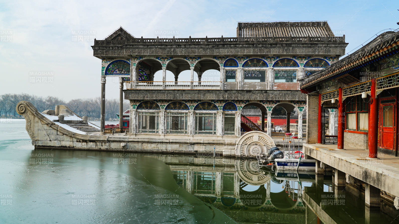 湖畔古建筑倒影图片