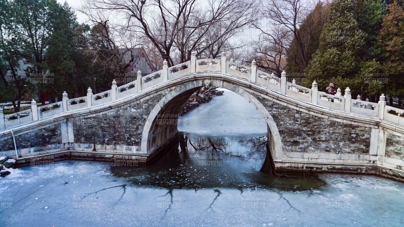 冰河上的石拱桥图片