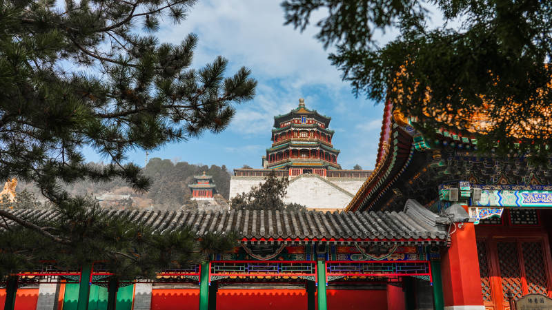 古刹飞檐映碧空图片