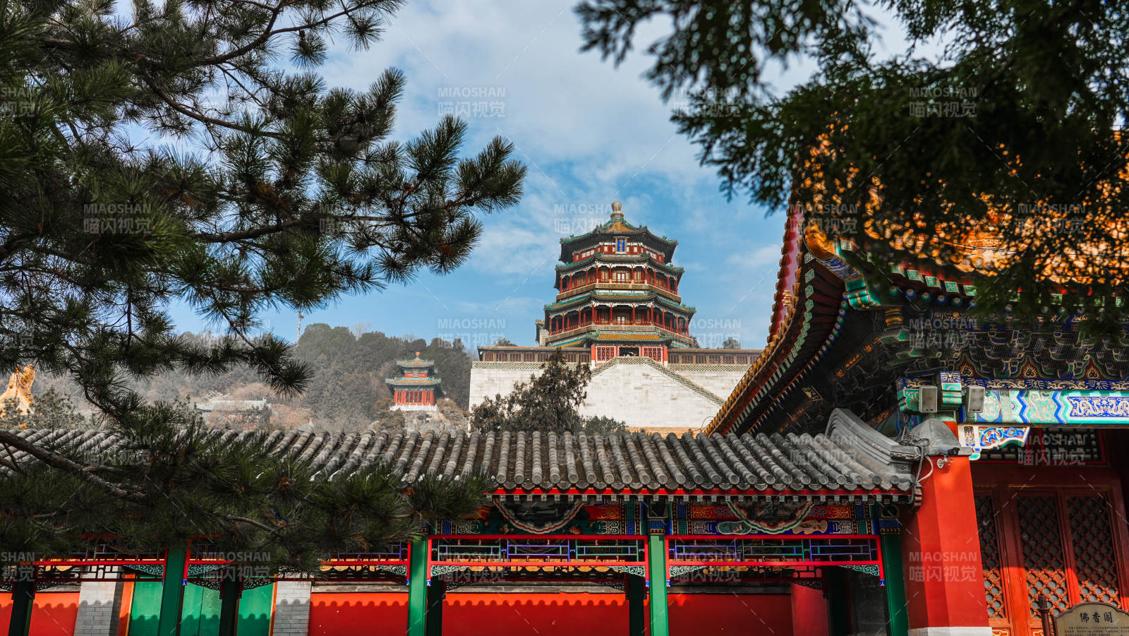 古刹飞檐映碧空图片