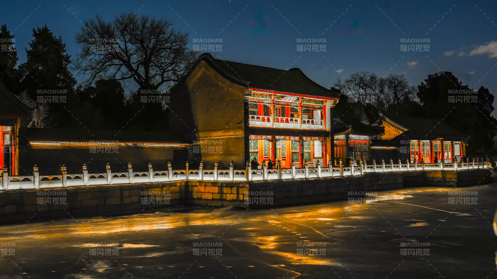 夜色中的古建筑图片