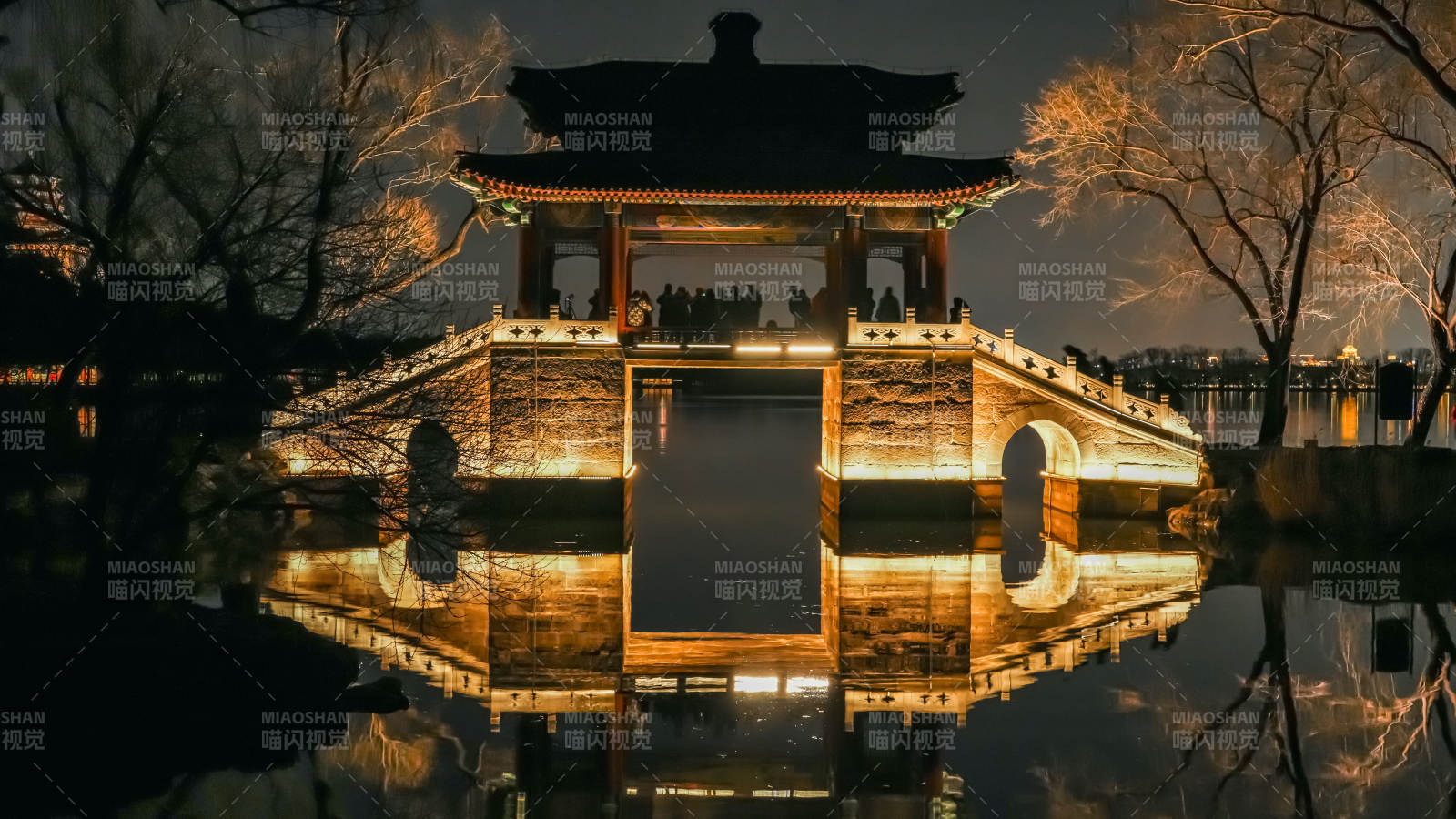 夜色中的古亭倒影图片