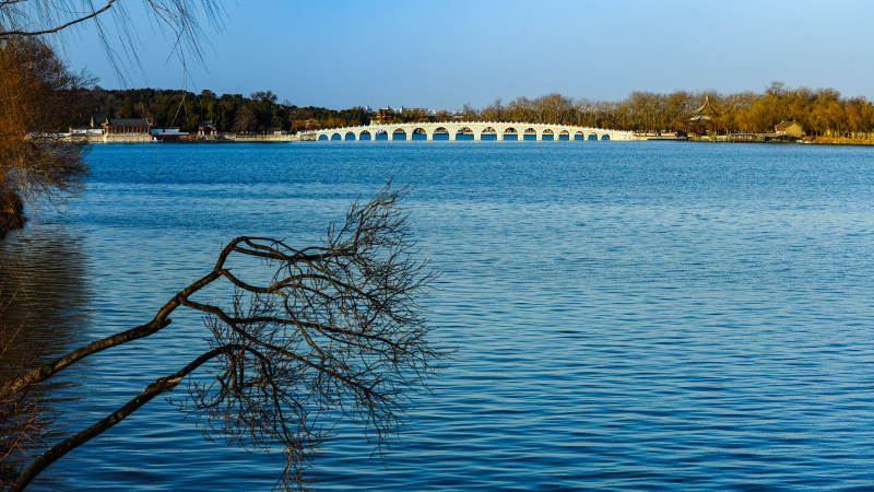 湖畔拱桥春景图片
