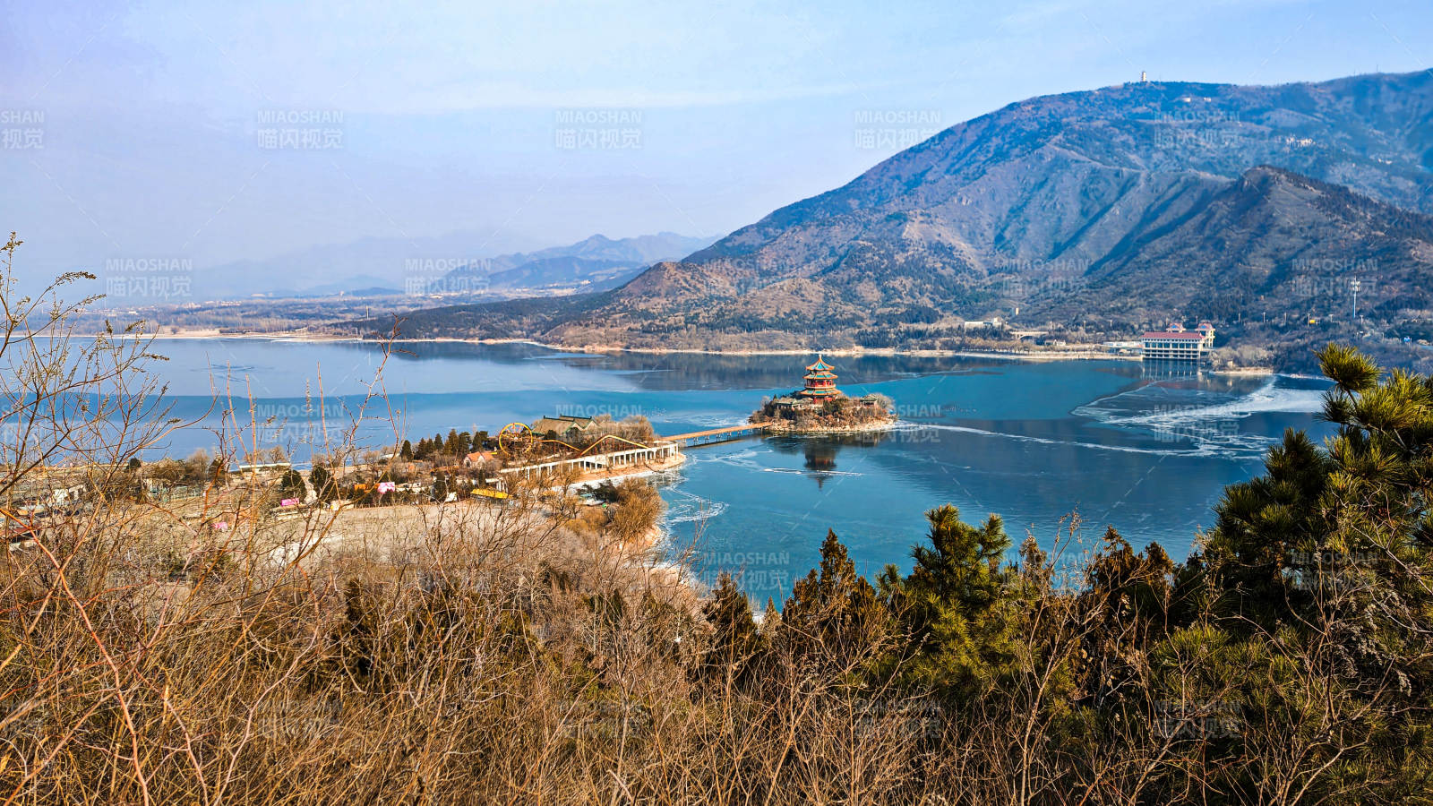 湖光山色映古塔图片