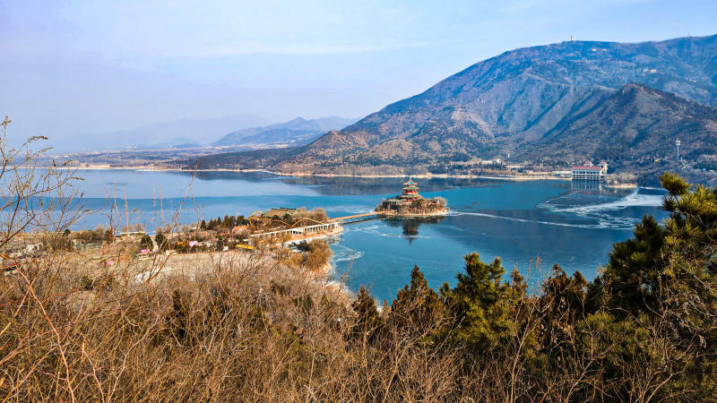 湖光山色映古塔图片