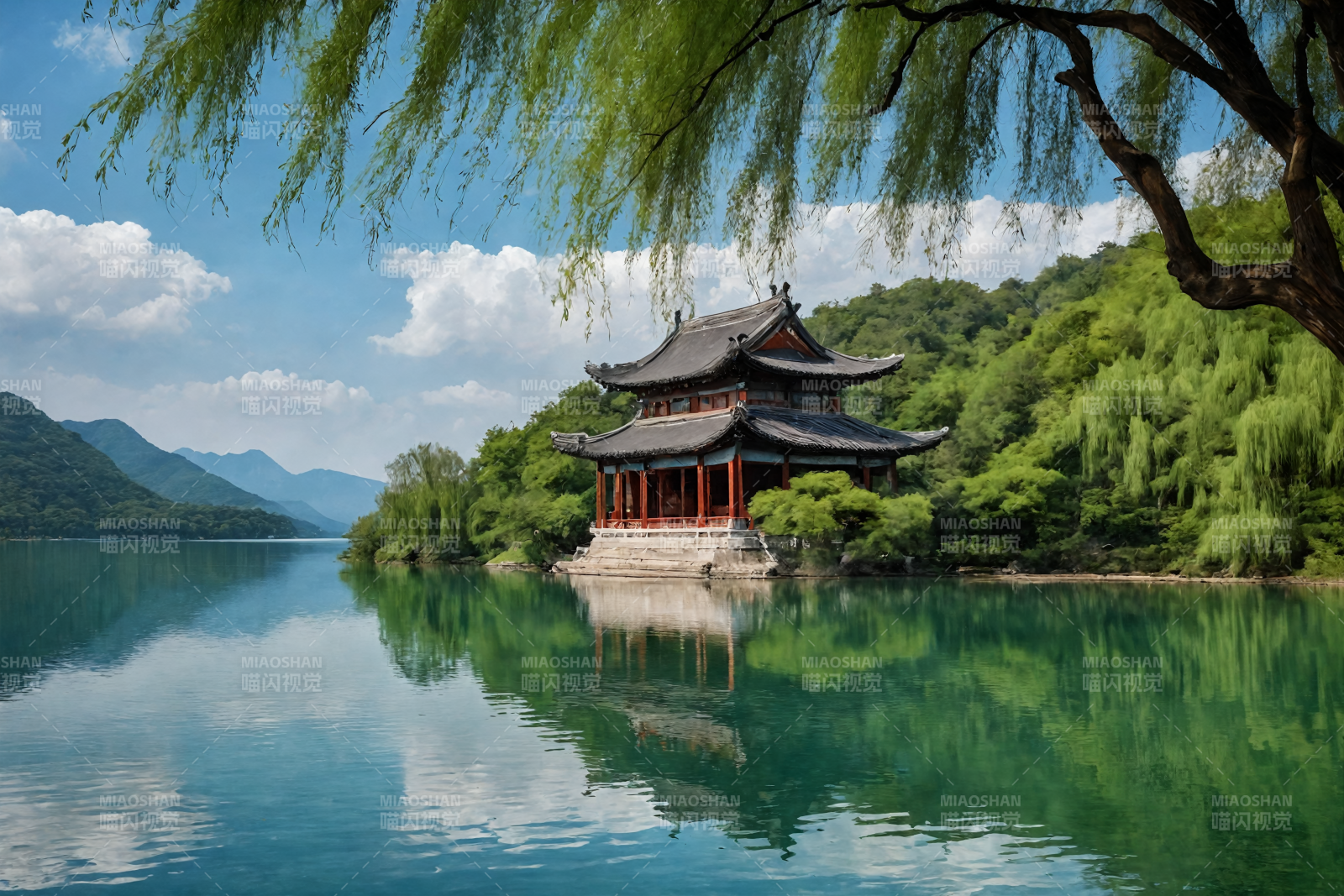 湖畔古亭倒影图片