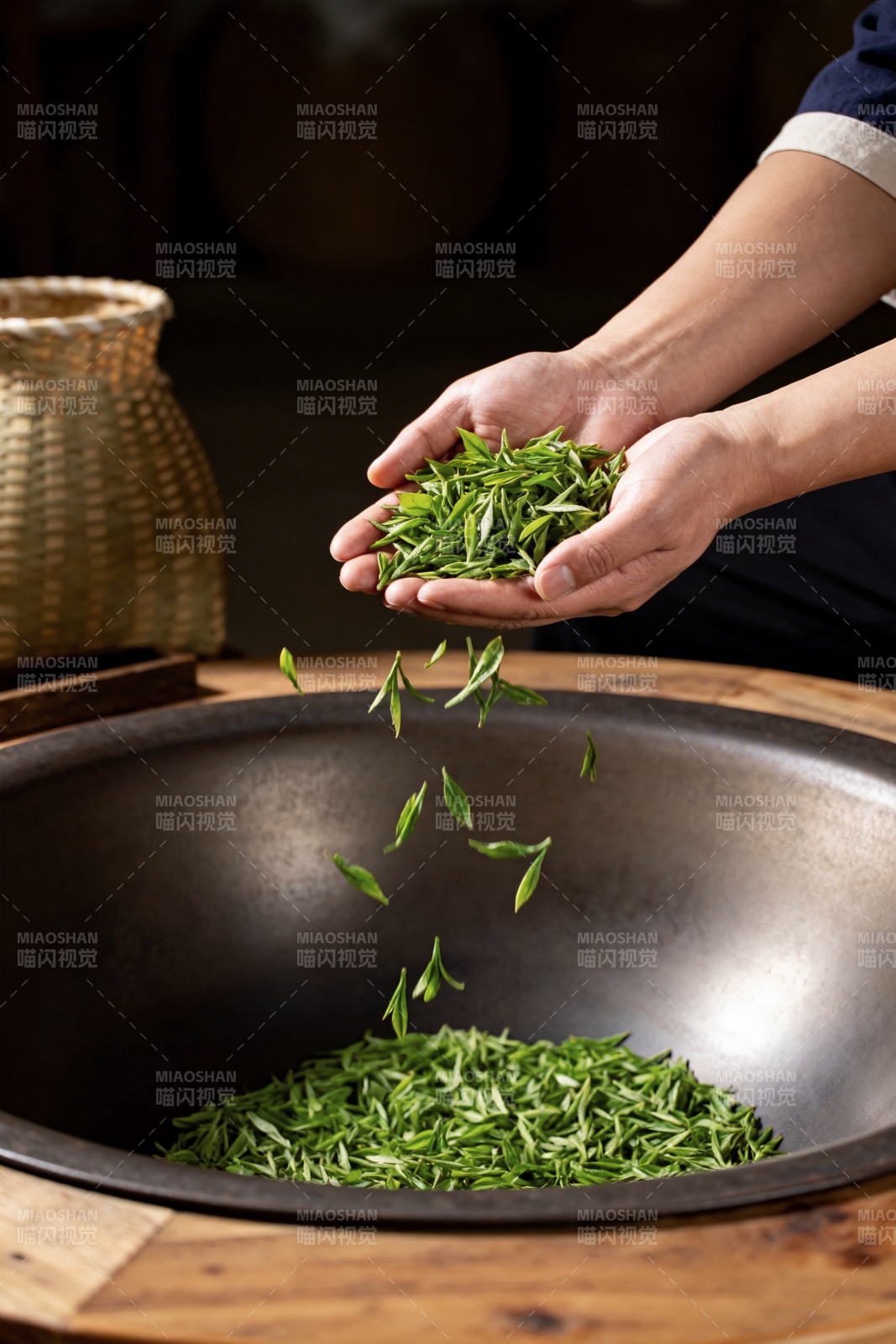 手工炒茶 绿叶飘香图片