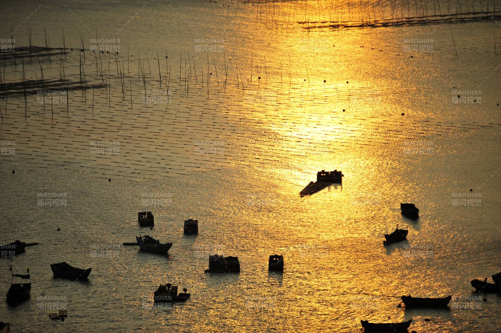 夕阳下的渔舟图片