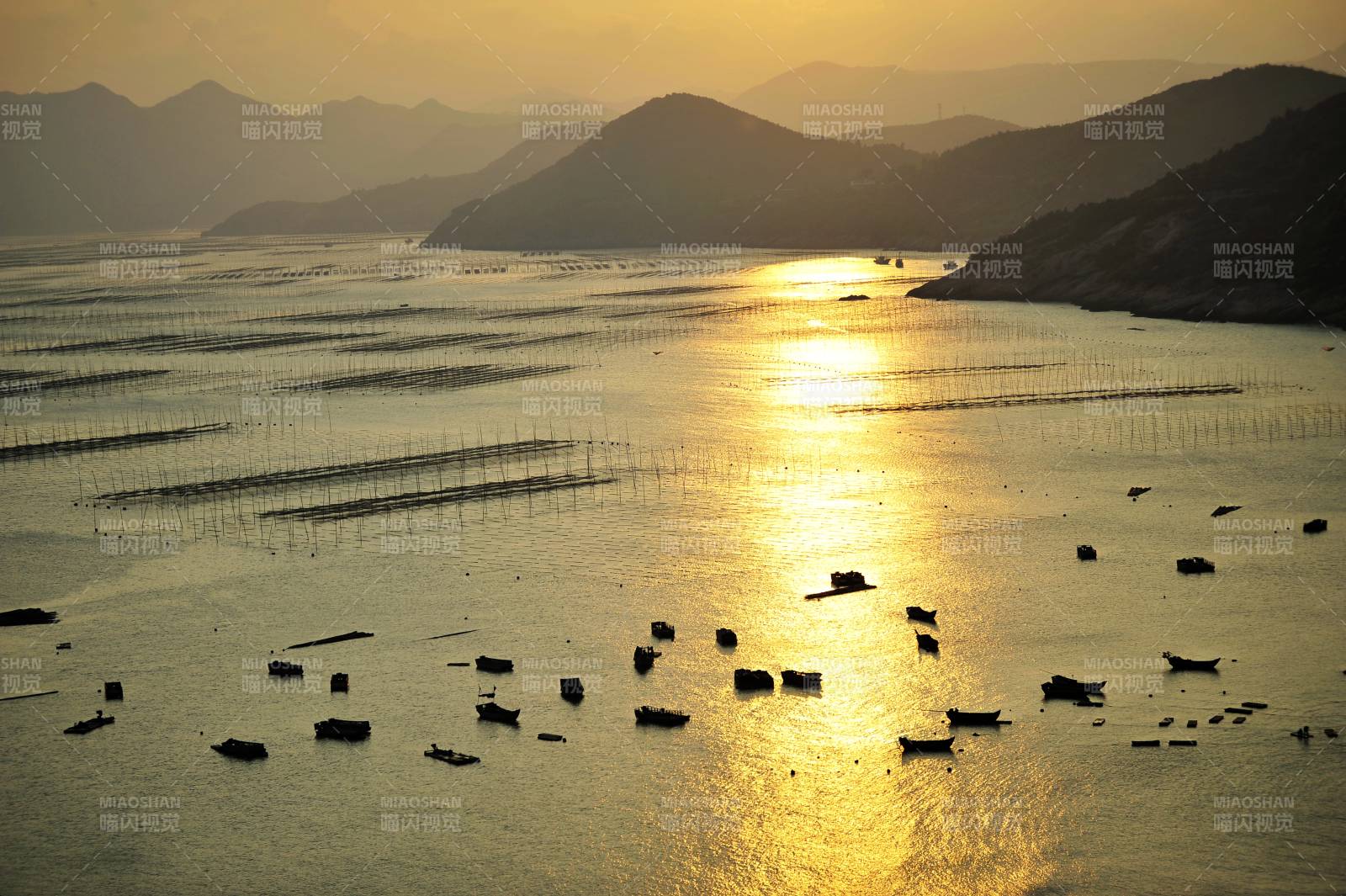 夕阳下的渔港风光图片