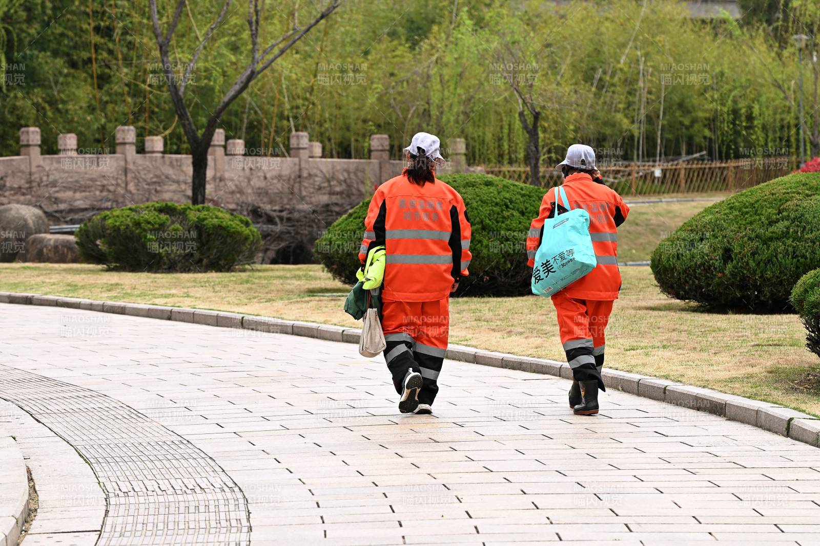 环卫工人劳累的背影图片