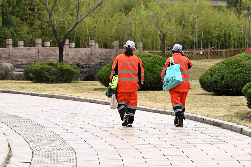 环卫工人劳累的背影图片