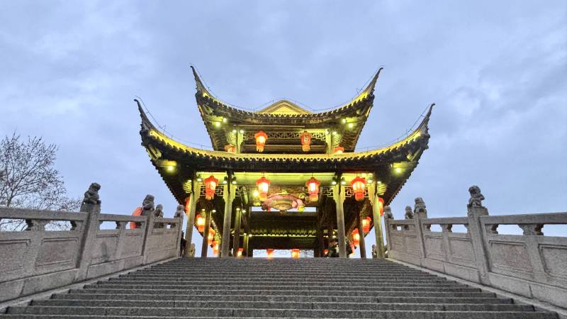 古亭夜景灯火辉煌图片