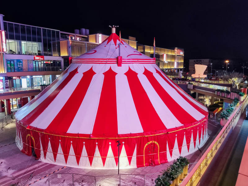 夜幕下的红色马戏团帐篷图片