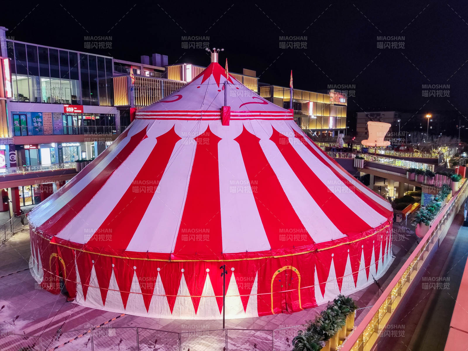 夜幕下的红色马戏团帐篷图片