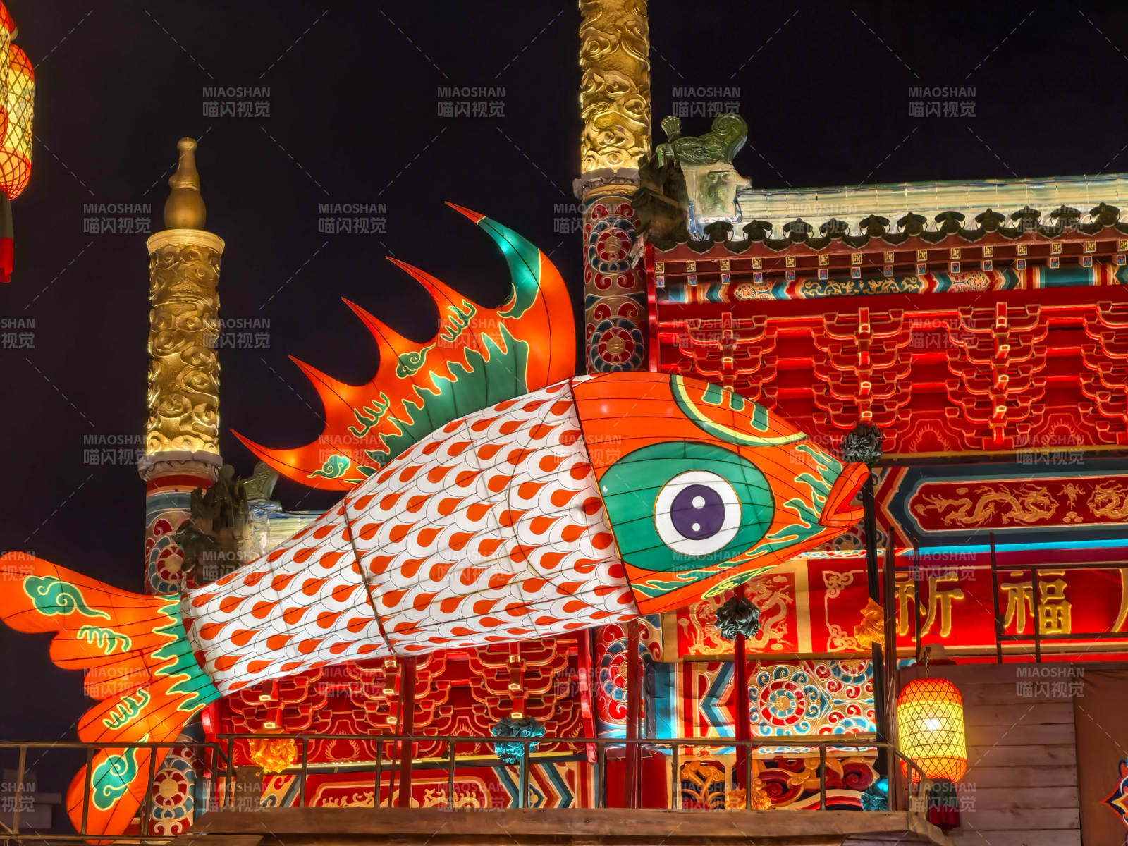 彩鱼灯饰夜景图片