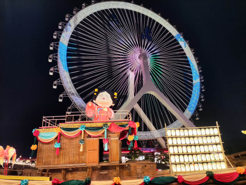 夜市摩天轮与花车图片