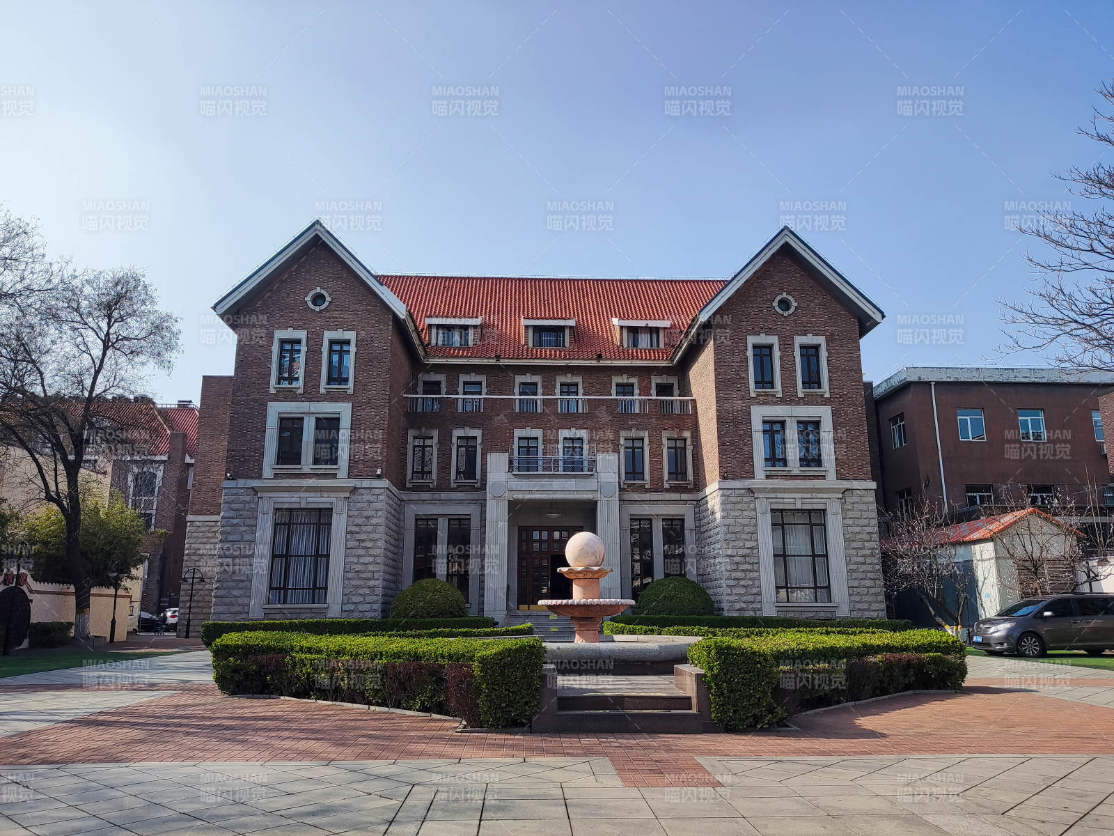 红顶砖房庭院景图片