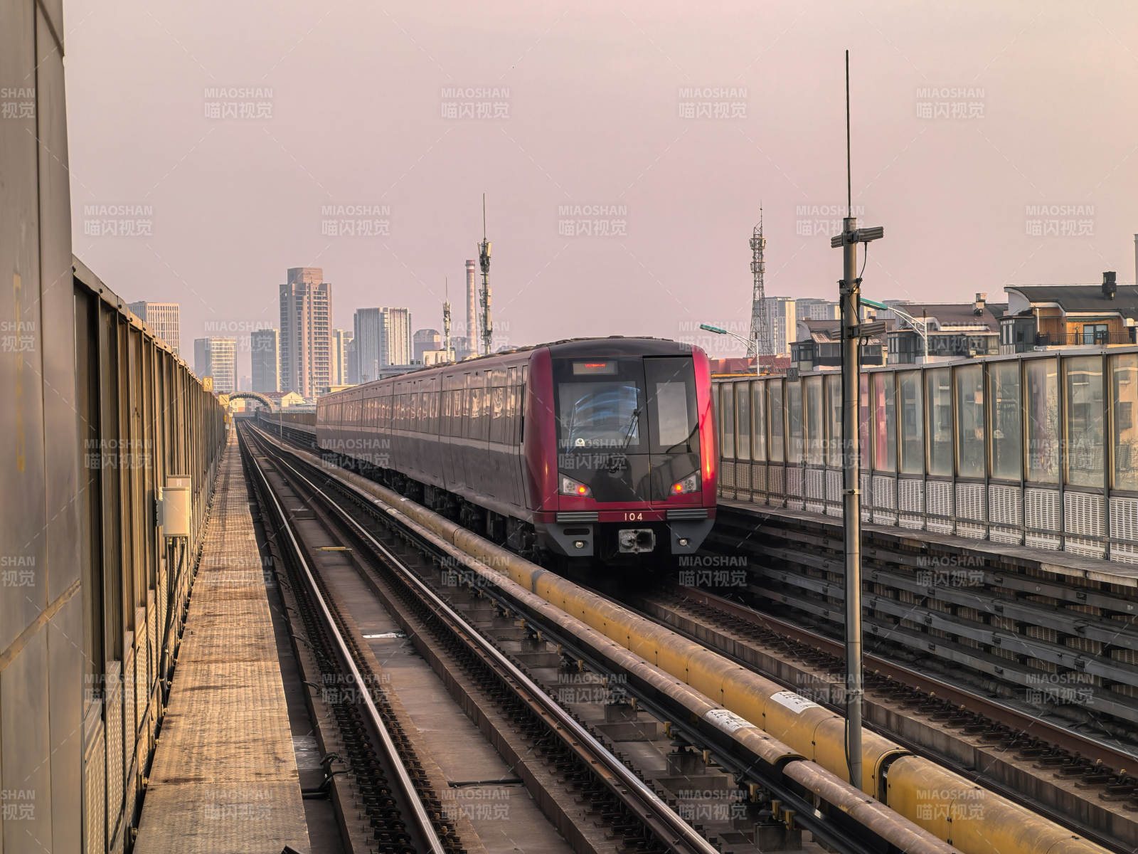 城市地铁穿行图图片