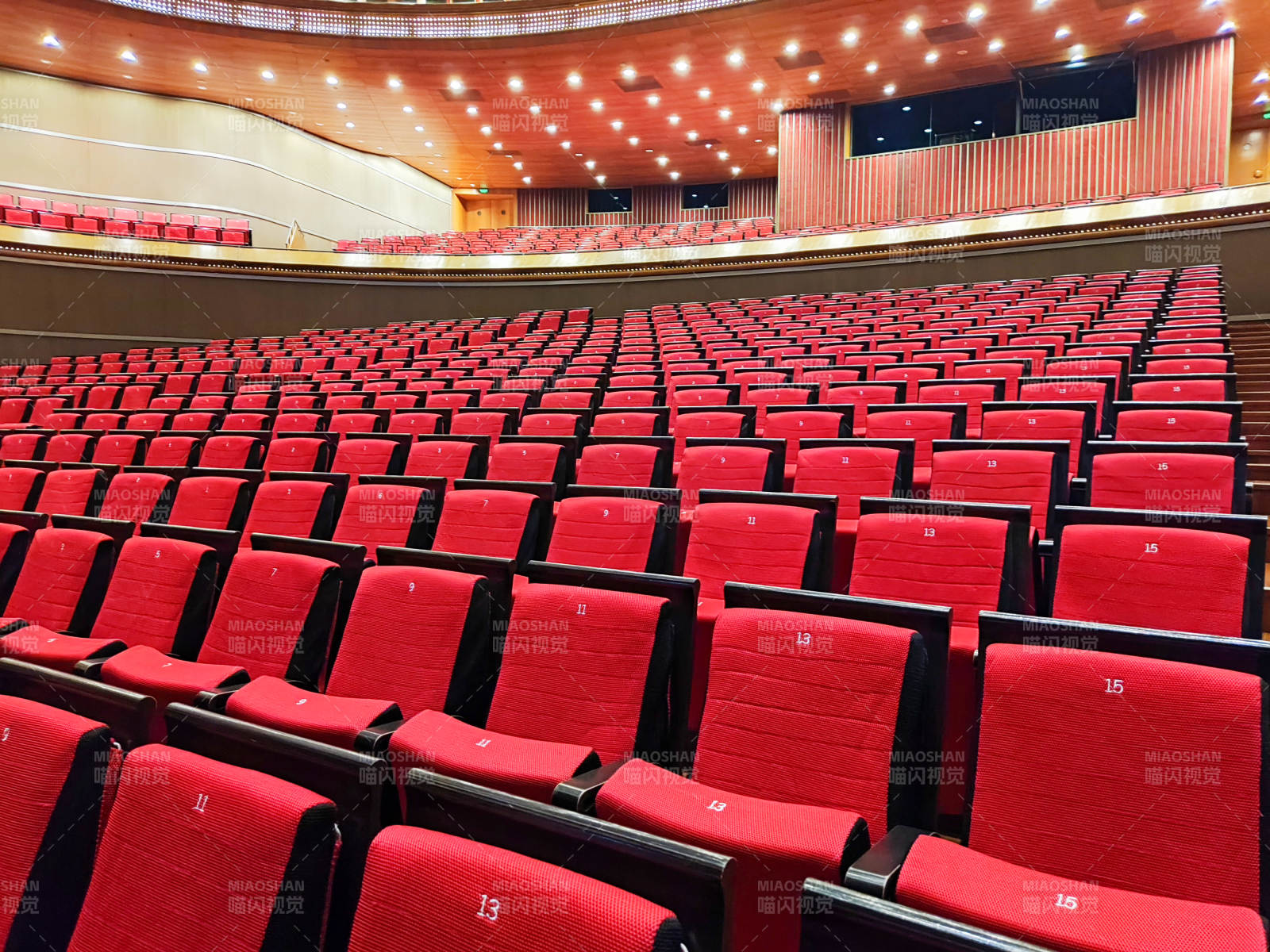 红色座椅的礼堂图片