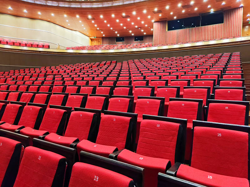 红色座椅的礼堂图片