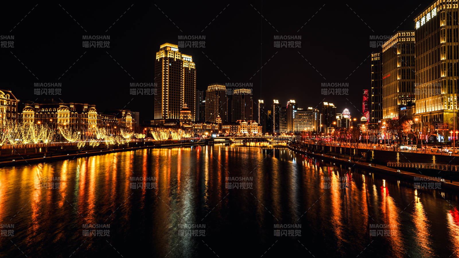 夜色中的城市河景图片