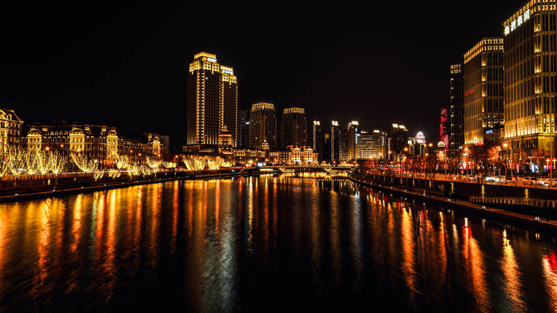 夜色中的城市河景图片