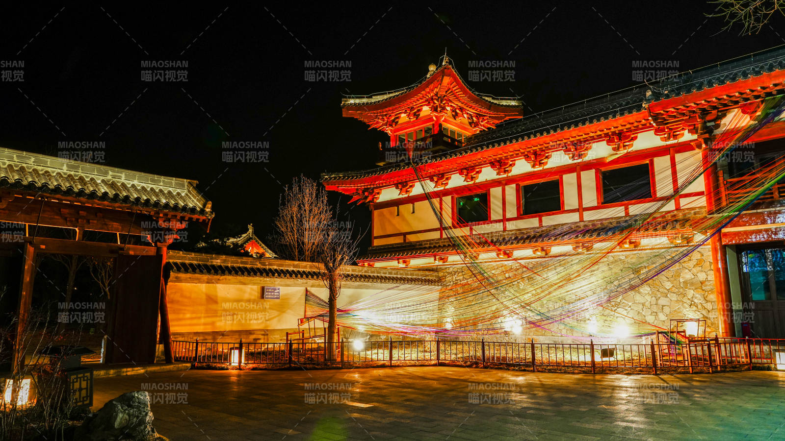 夜色中的古建筑图片