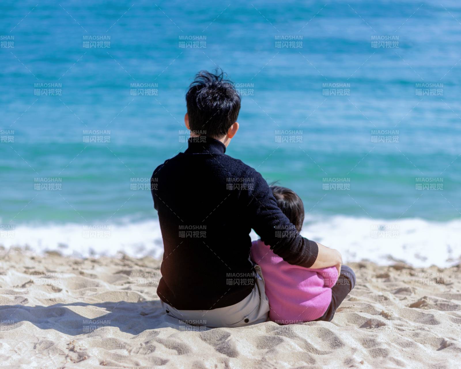父女海边静坐图片