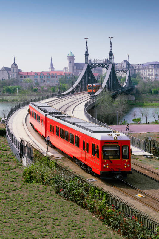 红色列车过桥图片