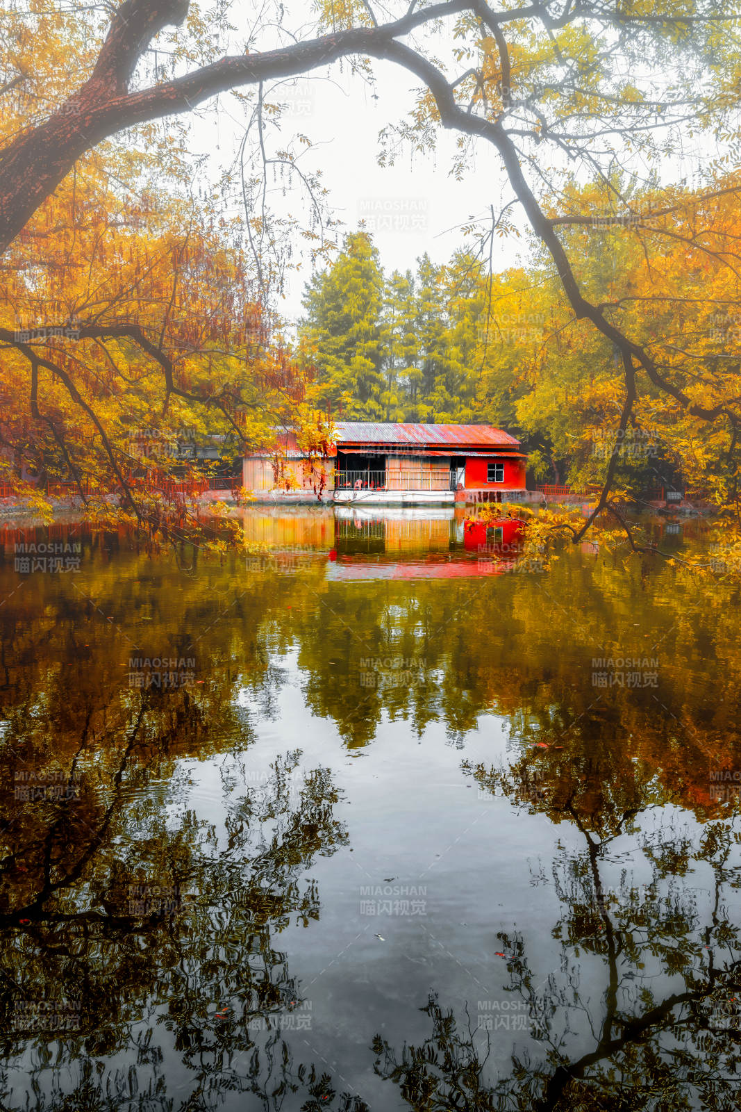 秋湖倒影小屋图片