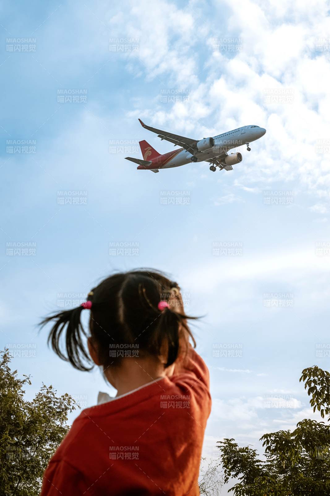 小女孩仰望飞机图片