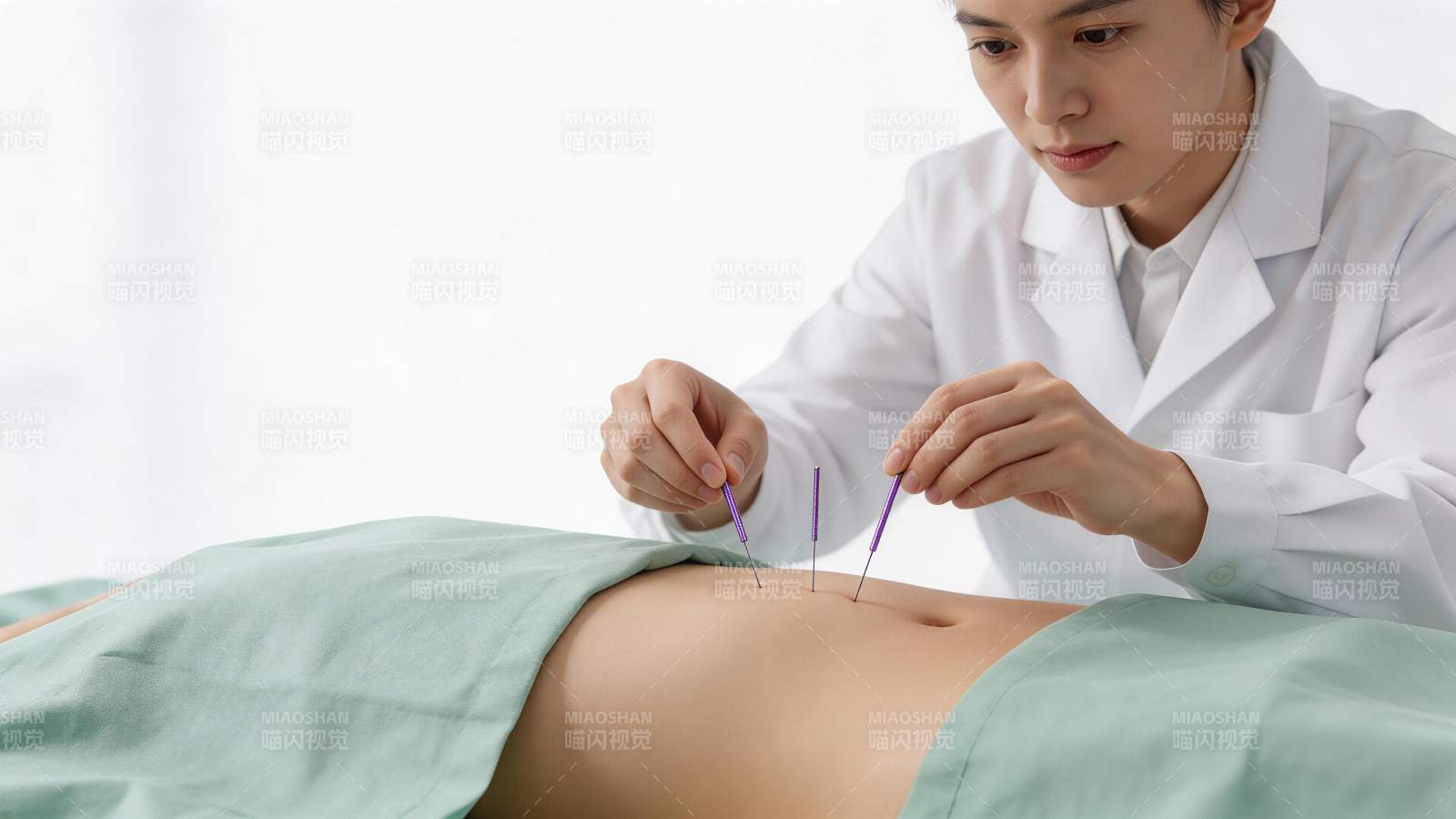 医生为患者进行腹部针灸治疗操作图片